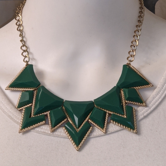 Jewelry - Green & gold pointy statement necklace